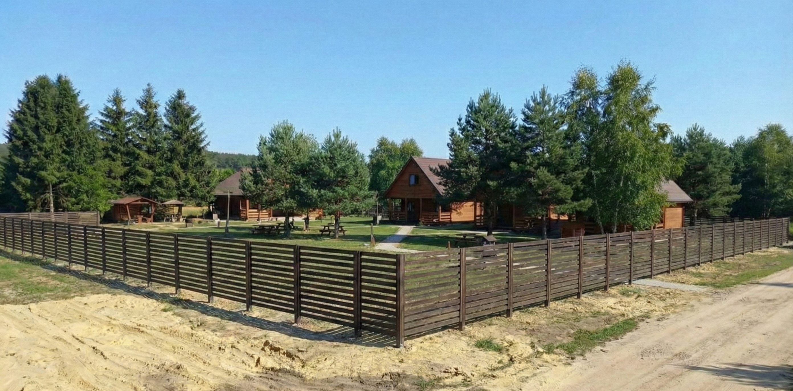 База отдыха среди деревьев